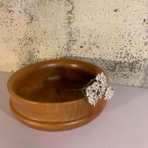 Handgeschnitzte Schale aus norwegischem Süßkirschholz, signiert