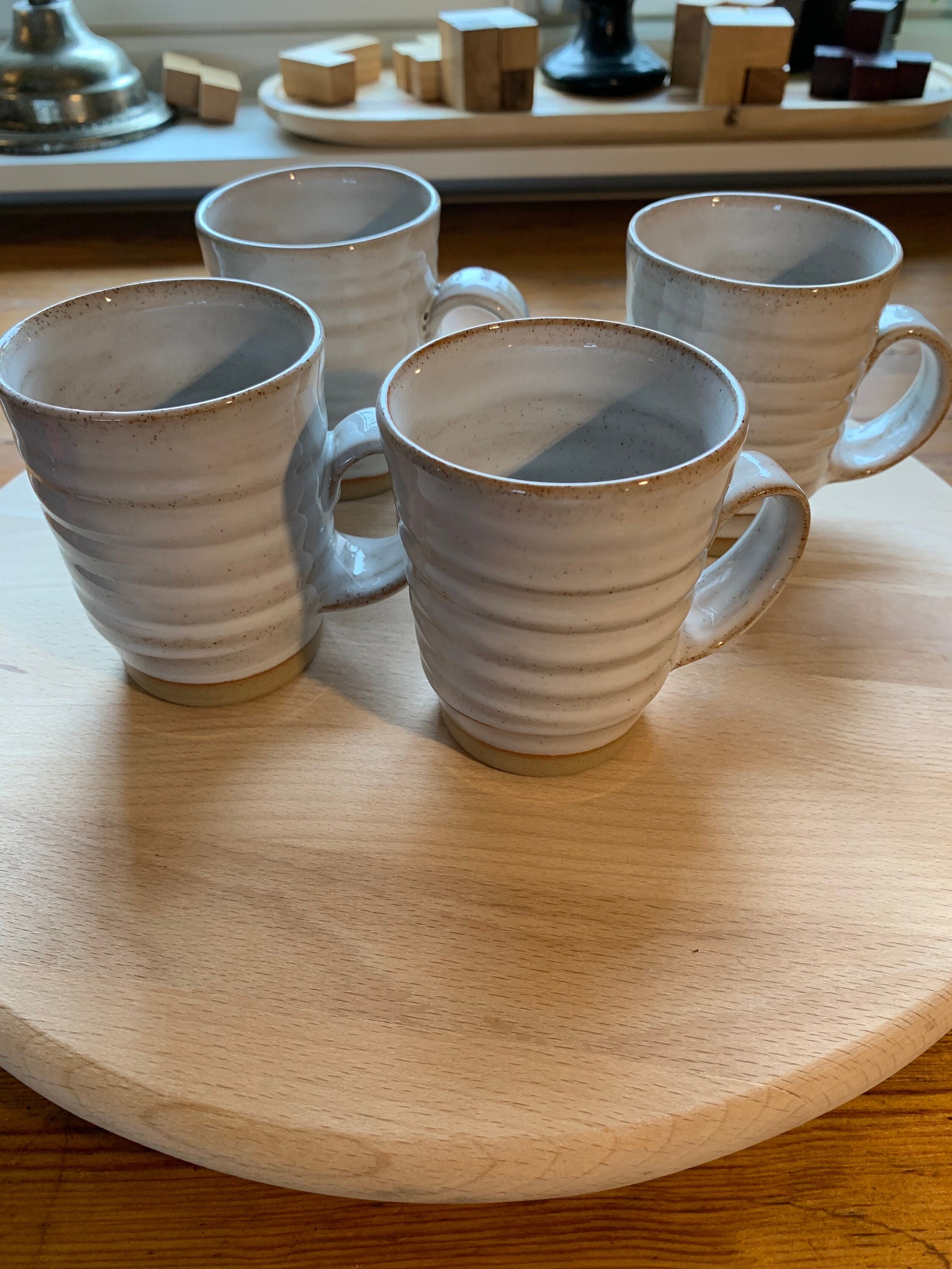 伝統的なデザインのマグカップ4個と海外アート小物セット