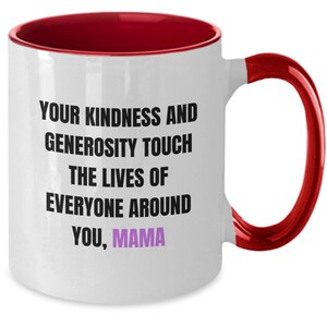 Peut inclure: Une tasse à café en céramique blanche avec un bord et une poignée rouges. La tasse porte une inscription noire qui dit "Your kindness and generosity touch the lives of everyone around you, mama". Le mot "mama" est en violet.
