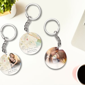 Personalisierte Schlüsselanhänger Karte Unser erstes Datum , Jubiläumsgeschenk, Benutzerdefinierte Foto Acryl Schlüsselring, Erstes Datum Geschenk, wo wir Landkarten-Gedächtnis-Herz trafen
