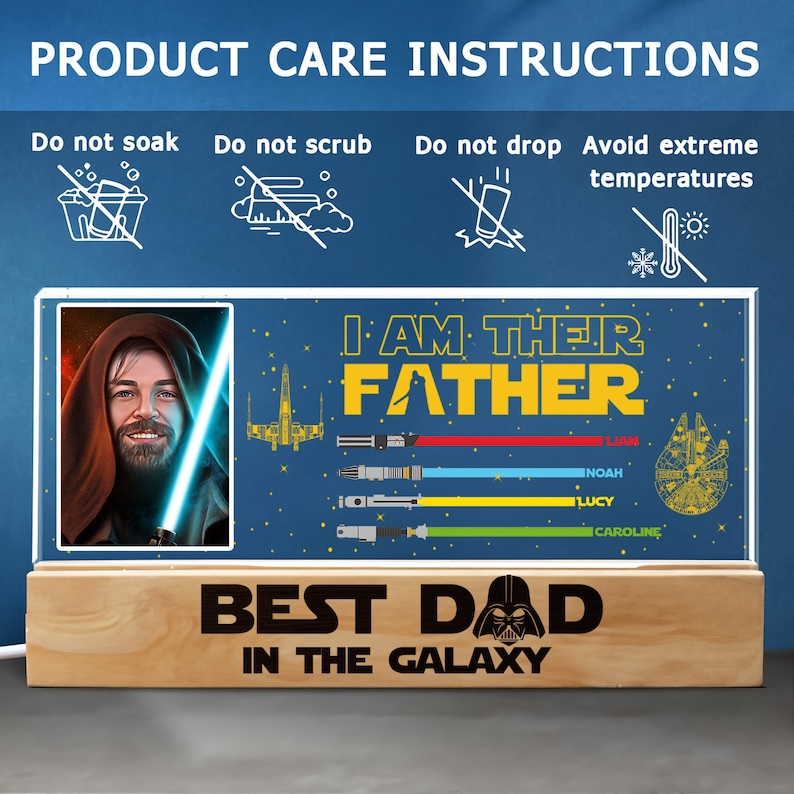 K&ouml;nnte beinhalten: Ein beleuchtetes Holzschild mit blauem Hintergrund und Sternen. Das Schild zeigt ein Bild eines Mannes mit Bart und einem Lichtschwert. Der Text auf dem Schild lautet "Ich bin ihr Vater" und "Bester Papa der Galaxie".