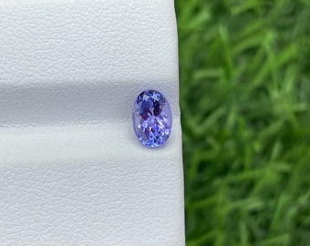 Natürliche Tansanit Edelstein, ovale Form, Gewicht 0,95 cts, Größe 6,9 x 4,8 x 4 mm, Lupenrein, Tansanit Edelstein für die Schmuckherstellung.