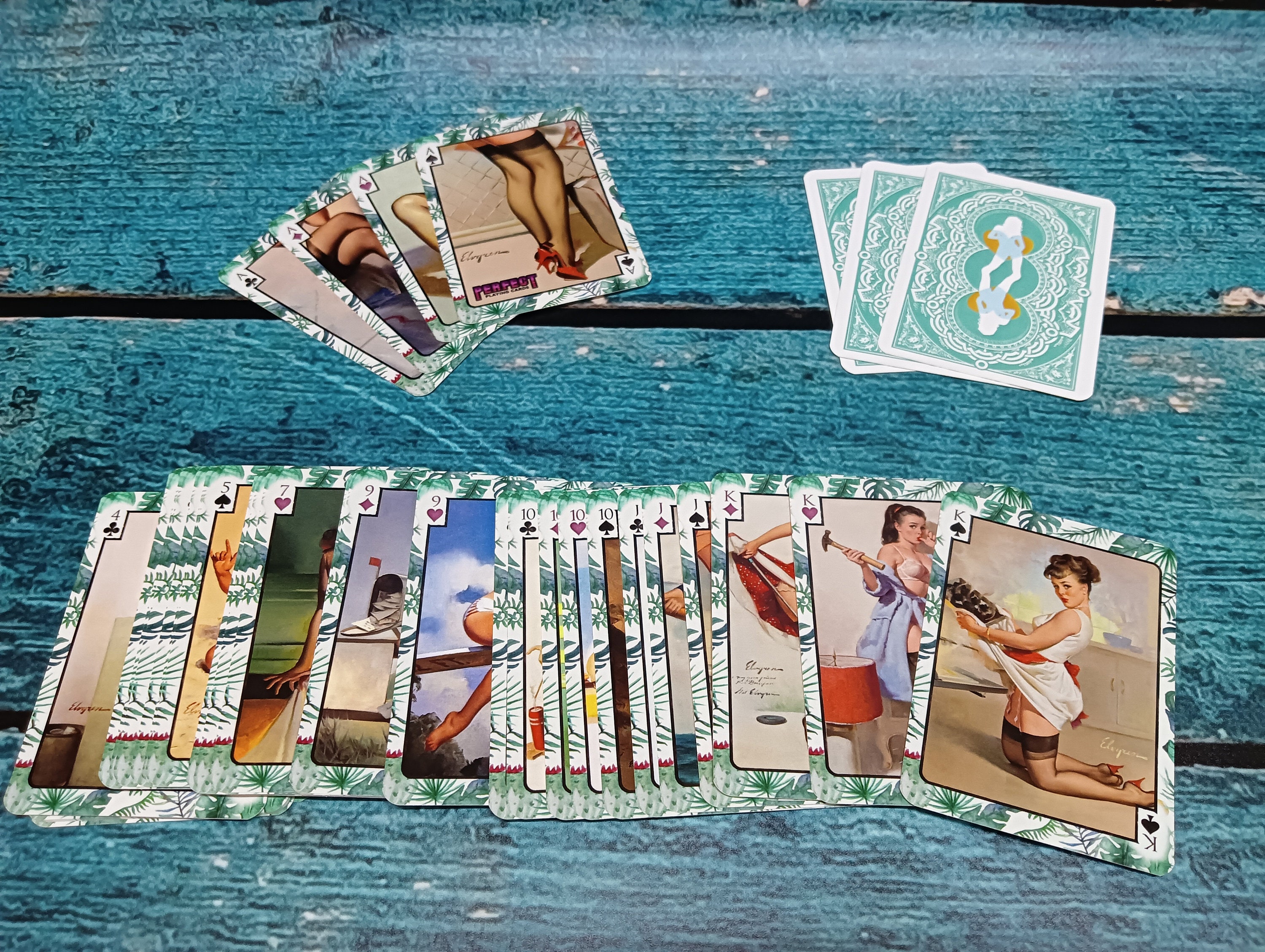 Baraja De Cartas Pin-Up Con Ilustraciones Vintage De Gil Elvgren – 54 Cartas De Alta Calidad
