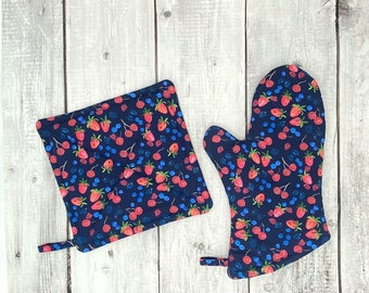 Pot Holders and Oven Mitt, Strawberry Kitchen Hot Pads, Oven Glove, Summer Hostess Gift, Bluebery Kitchen Decor, Houswearming Gift