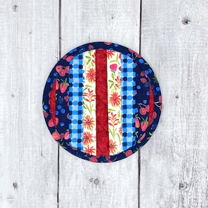 Quilted Trivet for Hot Dishes, Strawberry Kitchen Hot Pads, Round Trivet, Trivet Set for Summer Hostess Gift, Blueberry Kitchen Décor