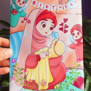 Puede incluir: Una colorida tarjeta de cumpleaños con una ilustración de una madre sosteniendo a un bebé. La tarjeta tiene un borde rosa y las palabras "HAPPY BIRTHDAY" en la parte superior. La ilustración incluye ángeles y corazones.