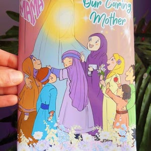 Puede incluir: Ilustración colorida con personajes y las palabras «Our Caring Mother» y «Mama». La imagen tiene un borde floral y está sostenida por una mano. Los colores dominantes son el morado, el azul y el amarillo.