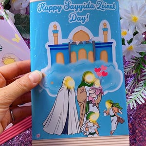 Puede incluir: Una tarjeta azul y blanca con el texto "Happy Sayyida Zeinab Day!" y una ilustración de dibujos animados de una mezquita, una mujer con un pañuelo en la cabeza, un hombre con una túnica y tres niños. La tarjeta está sobre un fondo morado brillante.