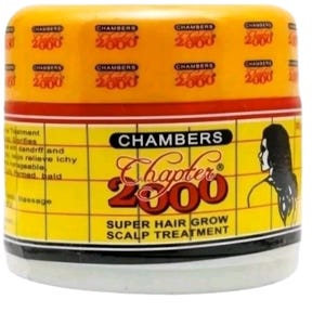 Può includere: Vaso cilindrico per il trattamento dei capelli con coperchio giallo e base bianca. L'etichetta presenta il testo "CHAMBERS Chapter 2000 SUPER HAIR GROW SCALP TREATMENT" e la silhouette di un profilo femminile.