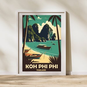 Może przedstawiać: Winietyczny plakat podróżniczy przedstawiający malowniczy widok Koh Phi Phi w Tajlandii. Plakat przedstawia turkusową zatokę z trzema łodziami długoogonowymi i bujnymi zielonymi wyspami w tle. Tekst "KOH PHI PHI THAILAND" jest nadrukowany na dole plakatu.
