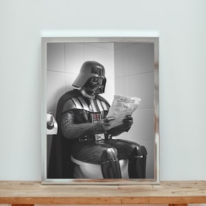 Könnte beinhalten: Ein Schwarzweißfoto von Darth Vader, der auf einer Toilette sitzt und eine Zeitung liest. Die Schlagzeile der Zeitung lautet "Galaxy's Best Ever".