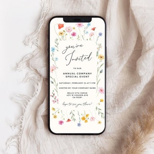 Puede incluir: Una invitación digital con un borde floral. El texto dice "estás invitado" a nuestro evento especial anual de la empresa. El evento es el sábado 24 de febrero a las 3 PM. La ubicación es Bello Vita Venue, 4211 W Goshen Ave, CA 93291. El texto termina con "¡Esperamos verte allí!"