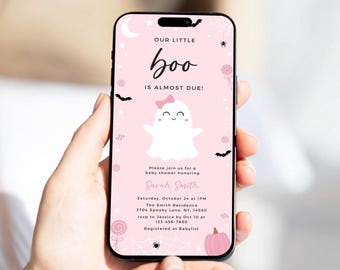 Puede incluir: Una pantalla rosa de teléfono inteligente muestra una invitación a un baby shower con el texto "OUR LITTLE boo IS ALMOST DUE!". El diseño incluye un fantasma blanco, murciélagos y una calabaza. La invitación es para Sarah Smith.