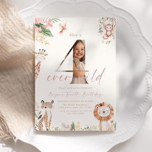 Peut inclure: Une invitation d'anniversaire rose et blanche sur le thème de la jungle. L'invitation présente un grand chiffre "4" avec une découpe pour photo, entouré d'animaux de la jungle comme une girafe, un lion, un léopard et un singe. Le texte indique "She's 4 ever wild" et comprend des détails sur la fête d'anniversaire, notamment la date, l'heure, le lieu et les informations de RSVP.
