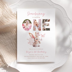 Convite de 1º aniversário de menina coelha de Páscoa de primavera, SomeBunny está fazendo um ano, convite com foto floral de borboleta, modelo editável Canva