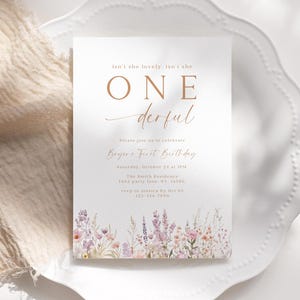 Modèle de carte d'invitation imprimable pour premier anniversaire de fleurs sauvages