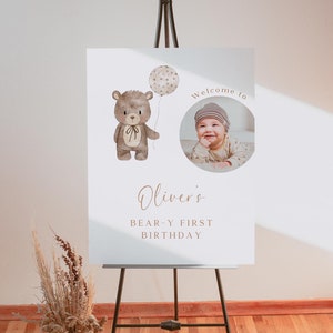 Cartello di benvenuto per il primo compleanno di Beary, ragazzo e ragazza, 1° compleanno, banner minimalista con palloncino Boho, poster fotografico con orsetto, modello Canva modificabile