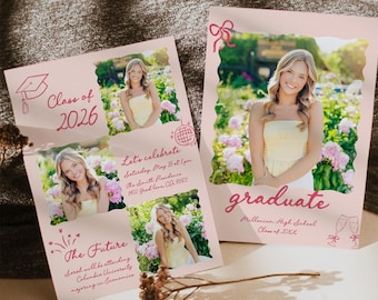 Peut inclure: Deux faire-part de remise de diplôme roses avec des photos d'une jeune femme en robe jaune. L'une des cartes indique "Classe de 2026" et "L'avenir". L'autre dit "diplômé" et "Millenium High School Classe de 20XX".