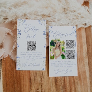 Op de afbeelding: Twee witte kaarten met bloemaccenten en de tekst "College fund". Eén kaart bevat een QR-code en de tekst "Als u wilt bijdragen aan Sarah's collegefonds, scan dan de bovenstaande QR-code. Bedankt voor al uw liefde en steun." De andere kaart heeft een foto van een vrouw.
