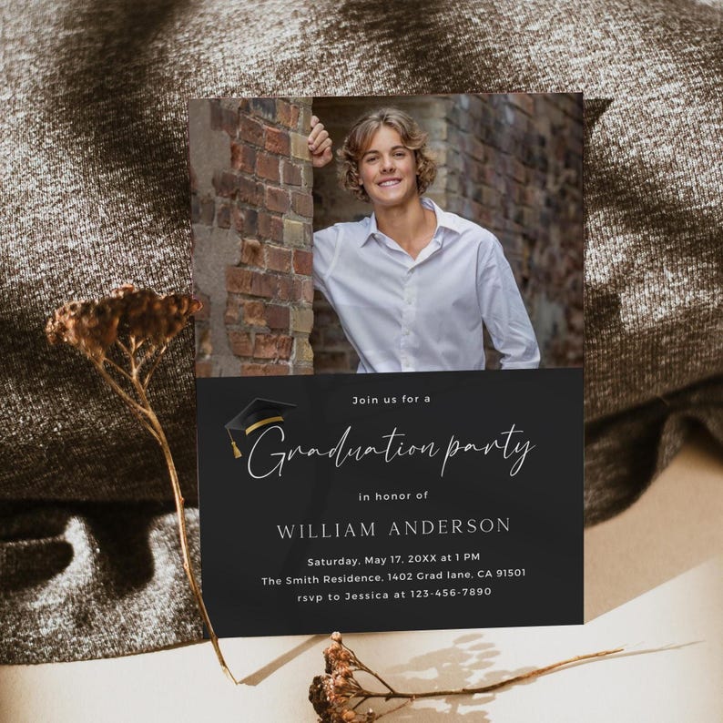 Modern examensinbjudan 2026, tillkännagivande för seniorpojke (redigerbar Canva-mall) bild 2