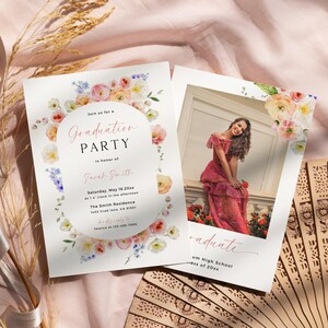 Invito floreale per la festa di laurea: biglietto fotografico modificabile (modello Canva)