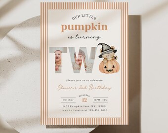 Puede incluir: Una invitación de cumpleaños con temática de calabaza. La invitación presenta el texto "Our Little Pumpkin is Turning Two" con fotos de un bebé. También se presenta una calabaza con un osito de peluche con un sombrero de bruja.