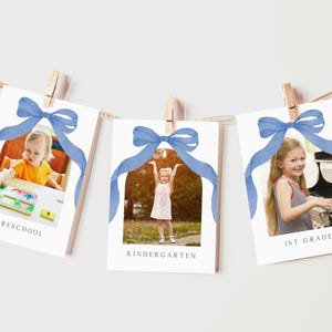Blauwe strik fotokaarten afstuderen, Coquette Girl Grad fotobanner display, modern het hele jaar door decorbord, bewerkbare canvassjabloon