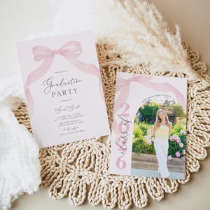 Może przedstawiać: Dwa różowe zaproszenia na przyjęcie z okazji ukończenia szkoły z akwarelowym wzorem kokardy. Na jednym zaproszeniu widnieje napis "Przyjęcie z okazji ukończenia szkoły" i zawiera szczegóły wydarzenia. Druga karta zawiera zdjęcie i tekst "Klasa 2006."