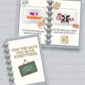 Peut inclure: Un carnet avec une couverture bleu clair et une reliure spirale argentée. Les pages ouvertes présentent des illustrations de cartes-cadeaux Dunkin' et Chick-fil-A. Le texte se lit comme suit : "Pour les matins où vous vous êtes présenté fatigué..."