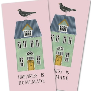 Könnte beinhalten: Zwei rosa Karten mit einem grünen Haus und einem schwarzen Vogel darauf. Der Text auf den Karten lautet "Happiness is Homemade" und "Ness is Made".