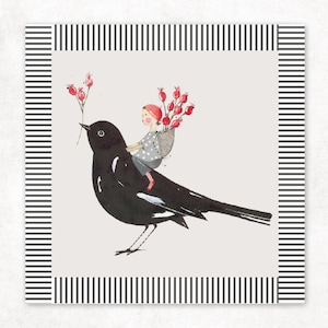 Könnte beinhalten: Ein quadratischer Druck mit einem schwarzen Vogel mit weißem Flügelfleck, der eine kleine Figur auf dem Rücken trägt. Die Figur trägt ein gepunktetes Hemd und eine rote Mütze und hält einen Stängel mit roten Beeren. Schwarz-weiß gestreifter Rand.