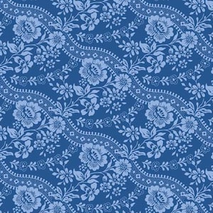 Könnte beinhalten: Ein Stoff mit einem sich wiederholenden Muster aus hellblauen Blumenmotiven und komplizierten spitzenartigen Wellenlinien auf einem einfarbigen dunkelblauen Hintergrund, neben einem 23 cm langen Lineal zur Skalierung.