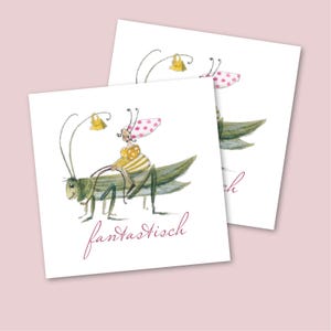 Könnte beinhalten: Zwei quadratische Karten mit einer skurrilen Illustration. Eine Frau in einem gelben Kleid und einem rosa gepunkteten Hut reitet auf einer grünen Heuschrecke. Das Wort "fantastisch" ist darunter geschrieben.