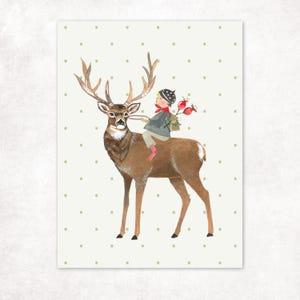 Könnte beinhalten: Eine Aquarellillustration auf cremefarbenem Hintergrund mit hellgrünen Punkten. Ein brauner Hirsch mit großem Geweih trägt eine kleine Figur mit dunkler Mütze, grauer Jacke und gestreiften Socken. Die Figur hält eine rote Leine und trägt einen Rucksack.
