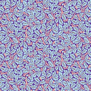 Könnte beinhalten: Ein sich wiederholendes Muster aus stilisierten Eichenblättern und Eicheln in den Farbtönen Hellblau, Pfirsich und Braun auf einem tiefvioletten Hintergrund. Das Design erinnert an einen Vintage-Textil- oder Tapetenentwurf.