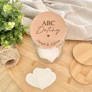 Dating ABC Glas personalisiert mit Herzen - Valentinstag - Geschenkidee für Paare - Jahrestaggeschenk Datingideen zum selbst gestalten