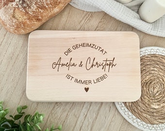 Geschenk zur Hochzeit Jahrestag personalisiert Holzbrett Buche graviert mit Namen Brautpaargeschenke Liebe Schneidebrett