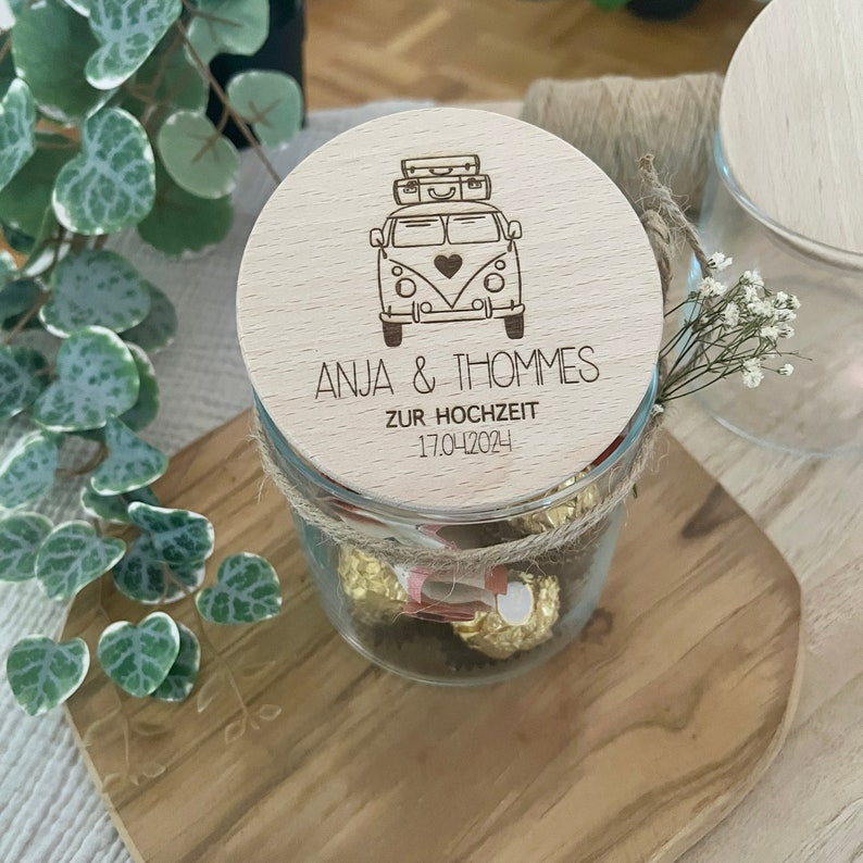 Hochzeitsgeschenk personalisiert Geldgeschenk Glasdose Holzdeckel graviert Geschenkverpackung Vorratsglas Brautpaar Geschenkidee mit Namen Bild 1