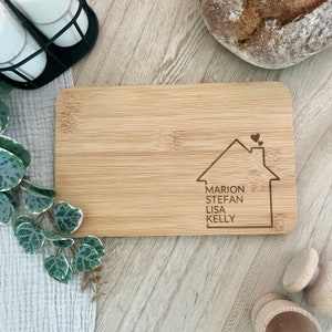 Einweihungsgeschenk personalisiert graviertes Schneidebrett Haus mit Namen Einzug Umzug Geschenkidee Brettchen aus Holz Geburtstagsgeschenk