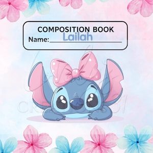 Peut inclure: Cahier de composition avec une illustration de personnage de dessin animé bleu et un nœud rose. La couverture porte l'inscription "COMPOSITION BOOK" et "Name: Lailah". Des illustrations de fleurs roses et bleues décorent le fond.
