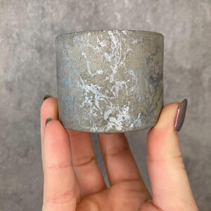 Mini fioriera in cemento realizzata a mano, con pennellate argentate, adatta per piante grasse.