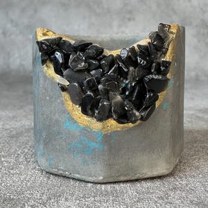 Mini Zement Übertopf mit Apatit: Modernes Geoden Design