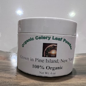 Puede incluir: Tarro blanco con una etiqueta verde que dice "organic Celery Leaf Powder" y "Grown in Pine Island, New York". La etiqueta también incluye el texto "100% Organic" y "Net Wt: 4 oz".