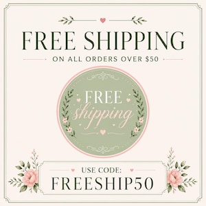 K&ouml;nnte beinhalten: Eine quadratische Grafik mit cremefarbenem Hintergrund und dunkelgr&uuml;nem Text, der FREE SHIPPING ON ALL ORDERS OVER $50 lautet. Ein zentraler salbeigr&uuml;ner Kreis enth&auml;lt den Text FREE shipping mit Blumenmotiven. Ein unteres Feld zeigt USE CODE: FREESHIP50.