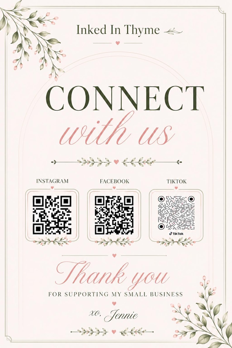 K&ouml;nnte beinhalten: Ein hellrosa Informationsschild mit dem Titel Inked In Thyme und dem Text CONNECT with us. Es enth&auml;lt drei schwarz-wei&szlig;e QR-Codes f&uuml;r Instagram, Facebook und TikTok, gefolgt von dem Text Thank you FOR SUPPORTING MY SMALL BUSINESS xo, Jennie.