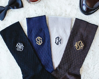 Calcetines de bambú personalizados para padrinos de boda, con bordado de monograma.