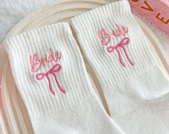Schleife gestickte benutzerdefinierte Hochzeitssocken, Brautjungfer Geschenke Socken, personalisierte Socke, benutzerdefinierte Crew Socke, Damensocken mit Namen, Brautparty Socke