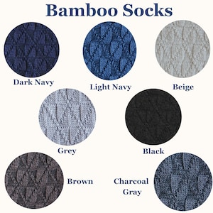 Puede incluir: Calcetines de bamb&uacute; en varios colores, incluyendo azul marino oscuro, azul marino claro, beige, gris, negro, marr&oacute;n, gris antracita y azul. Los calcetines tienen un patr&oacute;n de punto de cable.