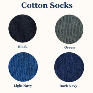 Puede incluir: Cuatro muestras de calcetines de algod&oacute;n en diferentes colores: negro, verde, azul marino claro y azul marino oscuro.