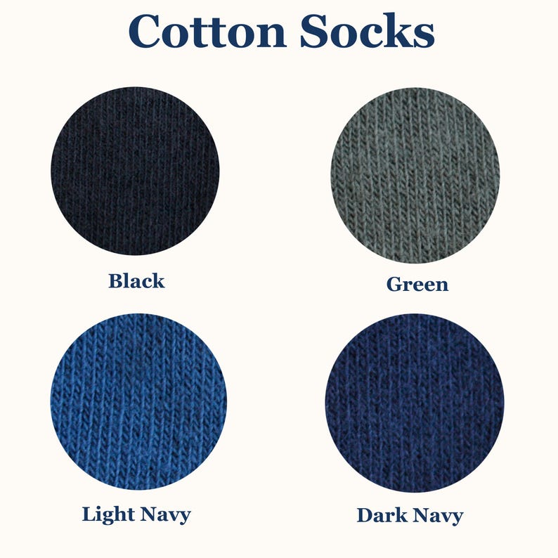 Puede incluir: Cuatro muestras de calcetines de algod&oacute;n en diferentes colores: negro, verde, azul marino claro y azul marino oscuro.